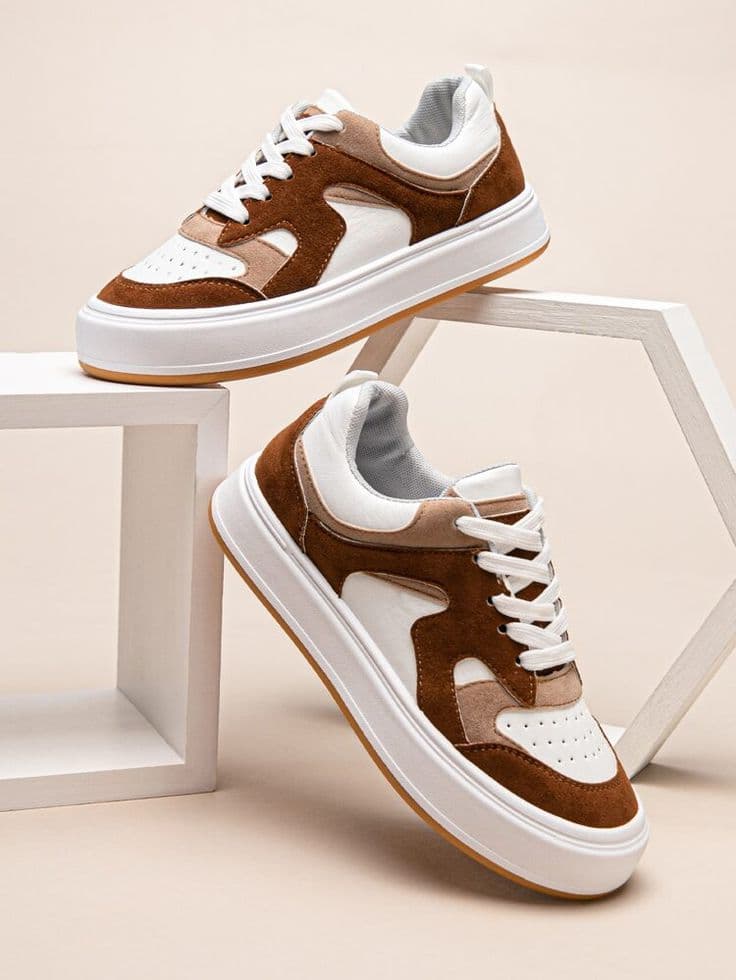 Modern Men’s Streetwear Ensembles: Monochromatic Tracksuit Sets, Suede/Wood Sneakers, and Pop-Cultur
